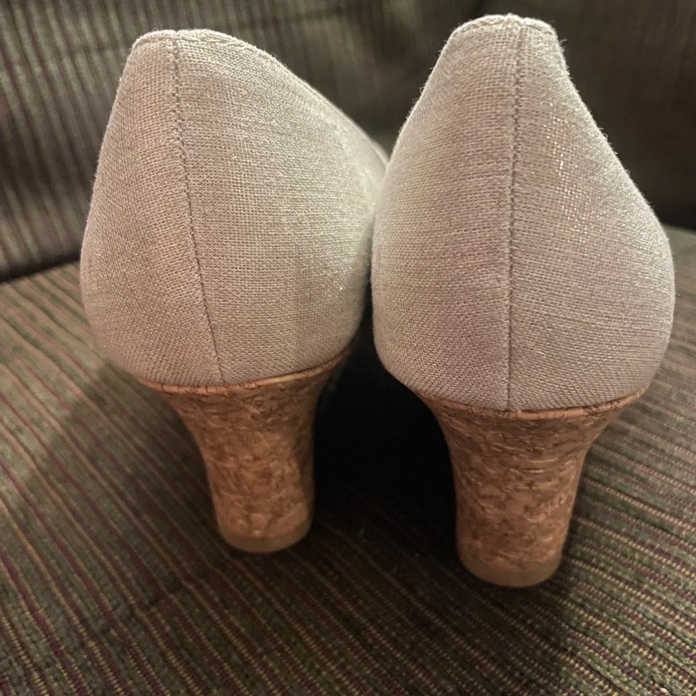 NWT Dexflex Women’s Peep Toe Wedge Shoes Size 10 Metallic Beige 3” Cork Heels